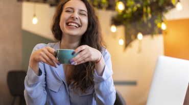 smiley-nomad-woman-with-cup